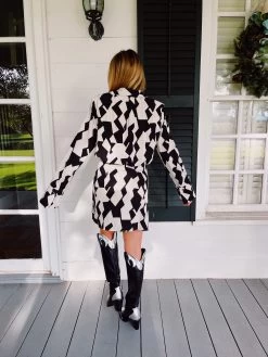 Retro Chic Dress - Black/White -Fashion Finds Outlet image 99ea7756 5de9 4873 8a4b a06908012944